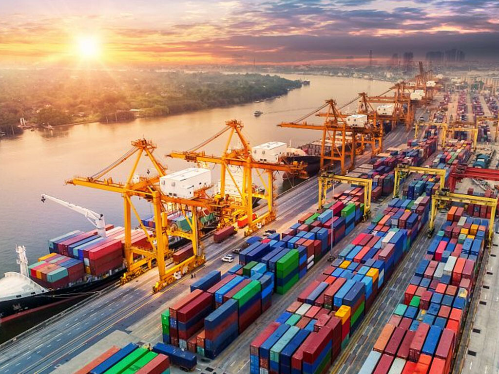 Off shore platform with containers