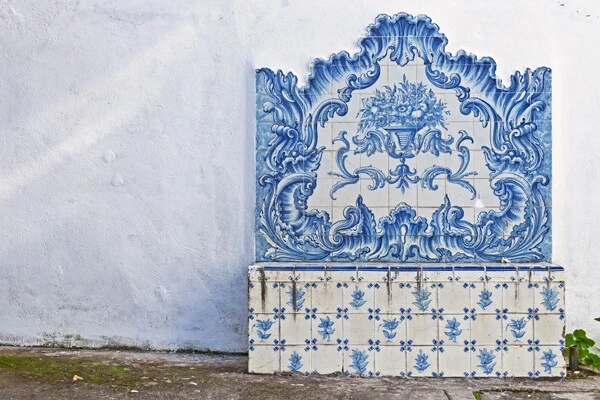 Coating of tiles with ceramic glaze